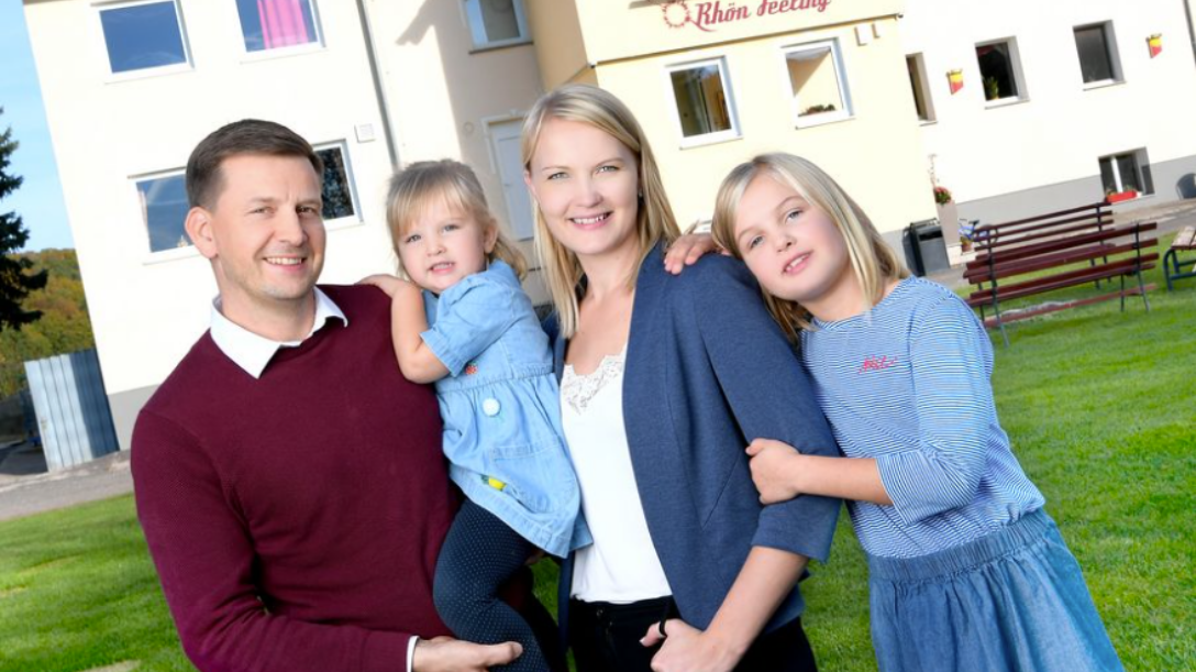 Inhaber Michael Heidinger mit seiner Familie vor dem Freizeithotel Rhön Feeling
