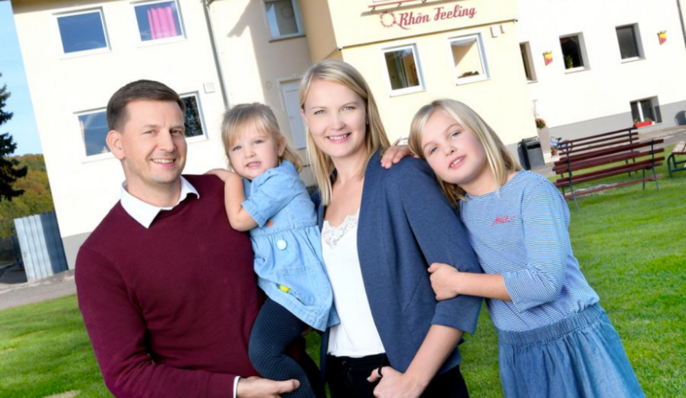 Inhaber Michael Heidinger mit seiner Familie vor dem Freizeithotel Rhön Feeling