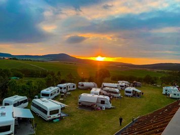 Campingplatz in der Rhön bei Sonnenuntergang 