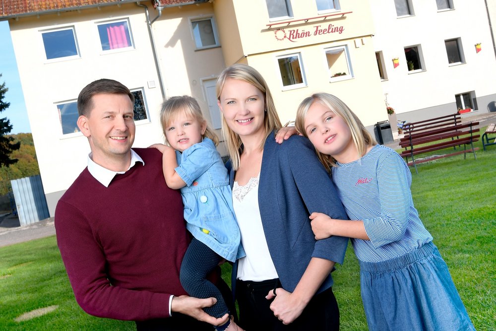 Familie Heidinger vor dem Familienhotel Rhön Feeling