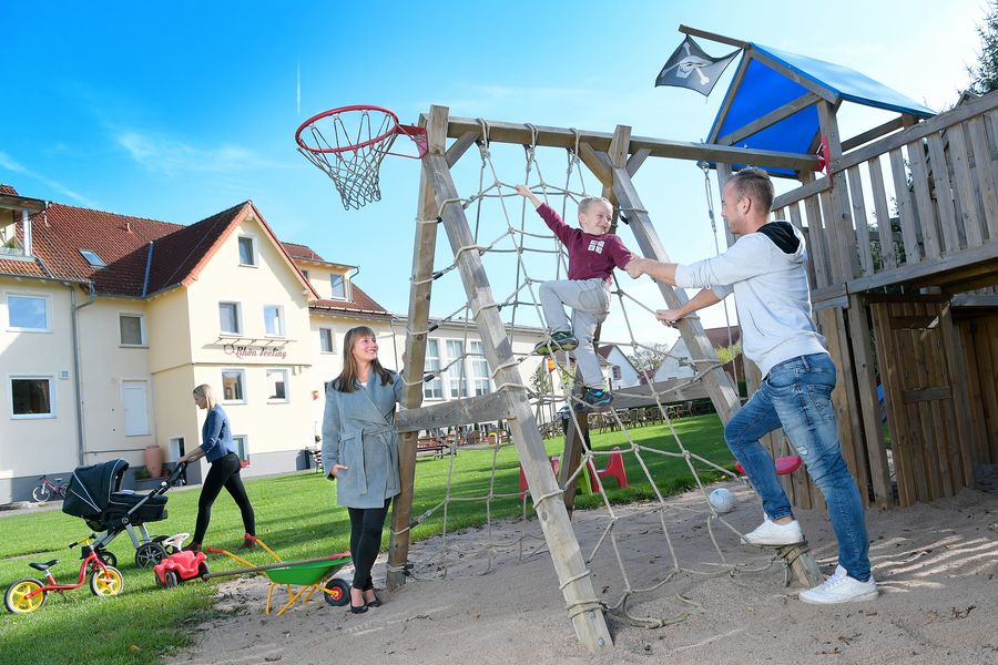 Kinderspielplatz zum Klettern mit der Familie vor dem Rhön Feeling Hotel